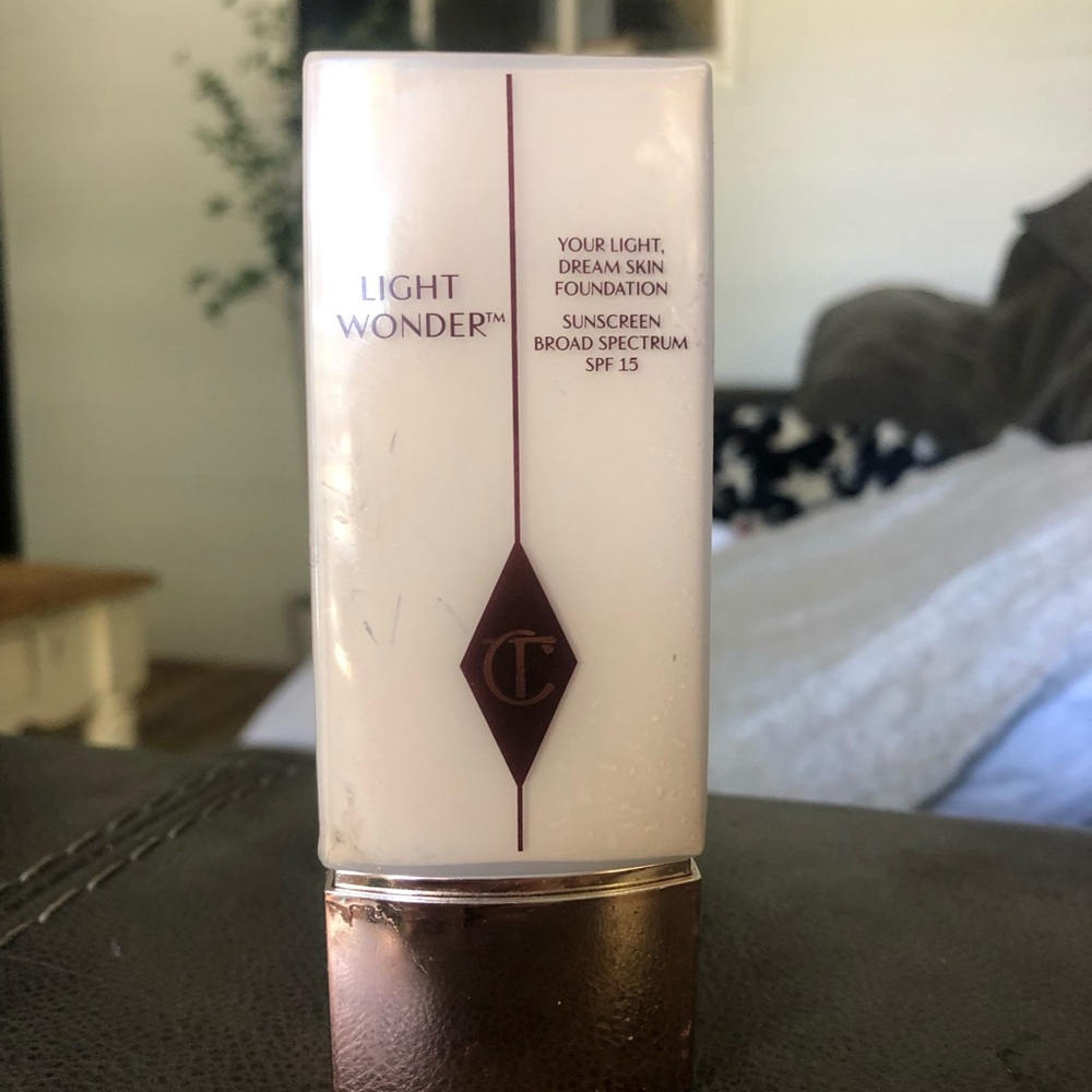 Charlotte Tilbury LIGHT WONDER- Skin boosting foundation SPF 15